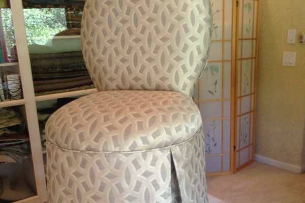 img-vanity-chair-after-34084FC0C-619E-2647-C9F1-1919D9251A3F.jpg